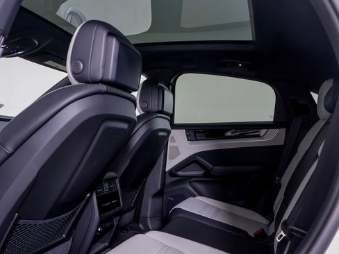 Certified 2025 Porsche Cayenne E-Hybrid Coupe AWD/4WD image 8