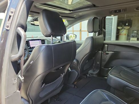 Used 2022 Chrysler Pacifica Limited w/ S Appearance Package FWD image 11