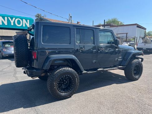 Used 2017 Jeep Wrangler Unlimited Sahara w/ Connectivity Group AWD/4WD image 4