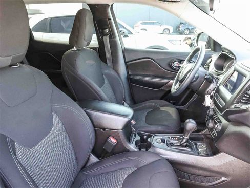 Used 2019 Jeep Cherokee Latitude w/ Popular Appearance Group image 17