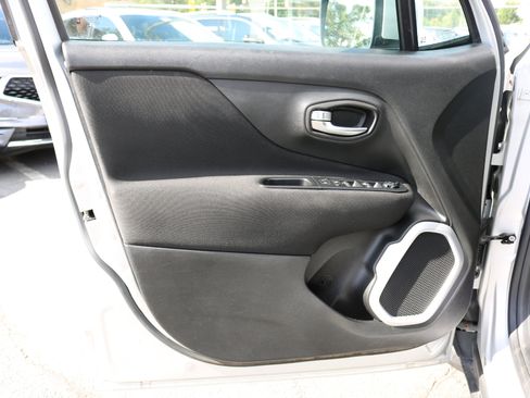 Used 2018 Jeep Renegade Latitude w/ UConnect 8.4 Nav Group image 12