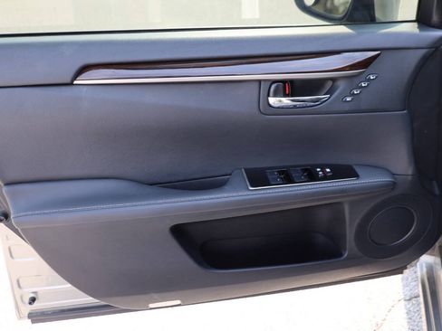 Used 2018 Lexus ES 300h w/ Navigation Package FWD image 12
