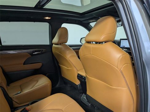 Used 2025 Toyota Highlander Platinum image 27