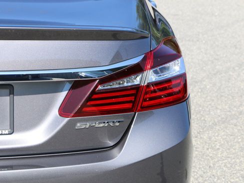 Used 2017 Honda Accord Sport image 7