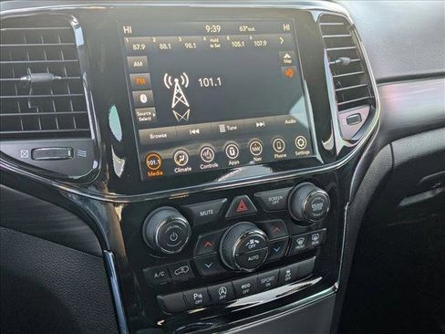 Used 2022 Jeep Grand Cherokee Laredo X image 15