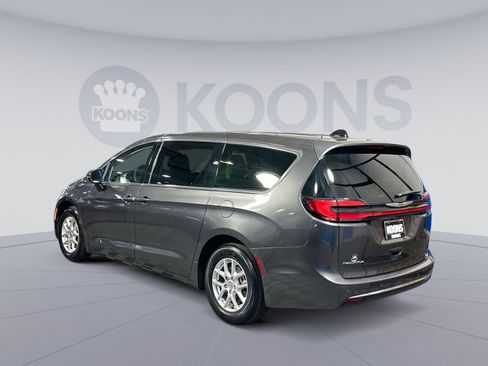 Used 2023 Chrysler Pacifica Touring-L image 4