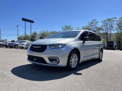 Used 2024 Chrysler Pacifica Touring-L image 2
