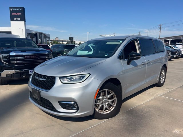 Used 2024 Chrysler Pacifica Touring-L FWD image 2