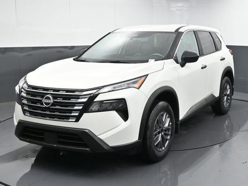 Used 2025 Nissan Rogue S image 4