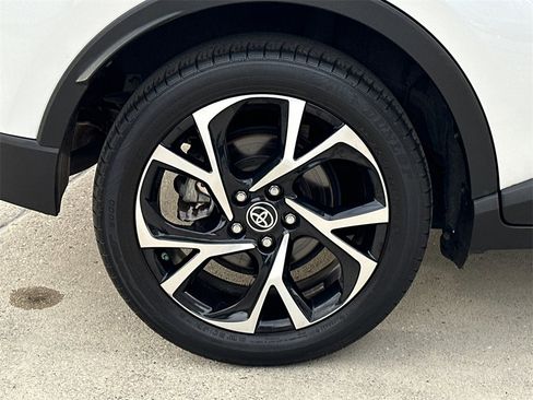 Used 2022 Toyota C-HR XLE image 4