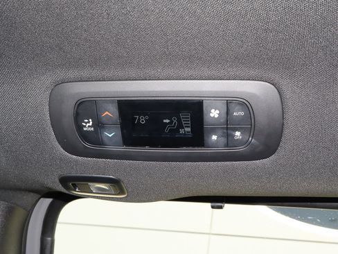 Used 2025 Chrysler Pacifica Limited image 23