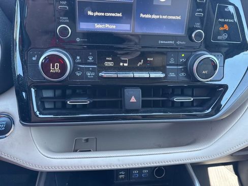 Used 2022 Toyota Highlander XLE FWD image 14