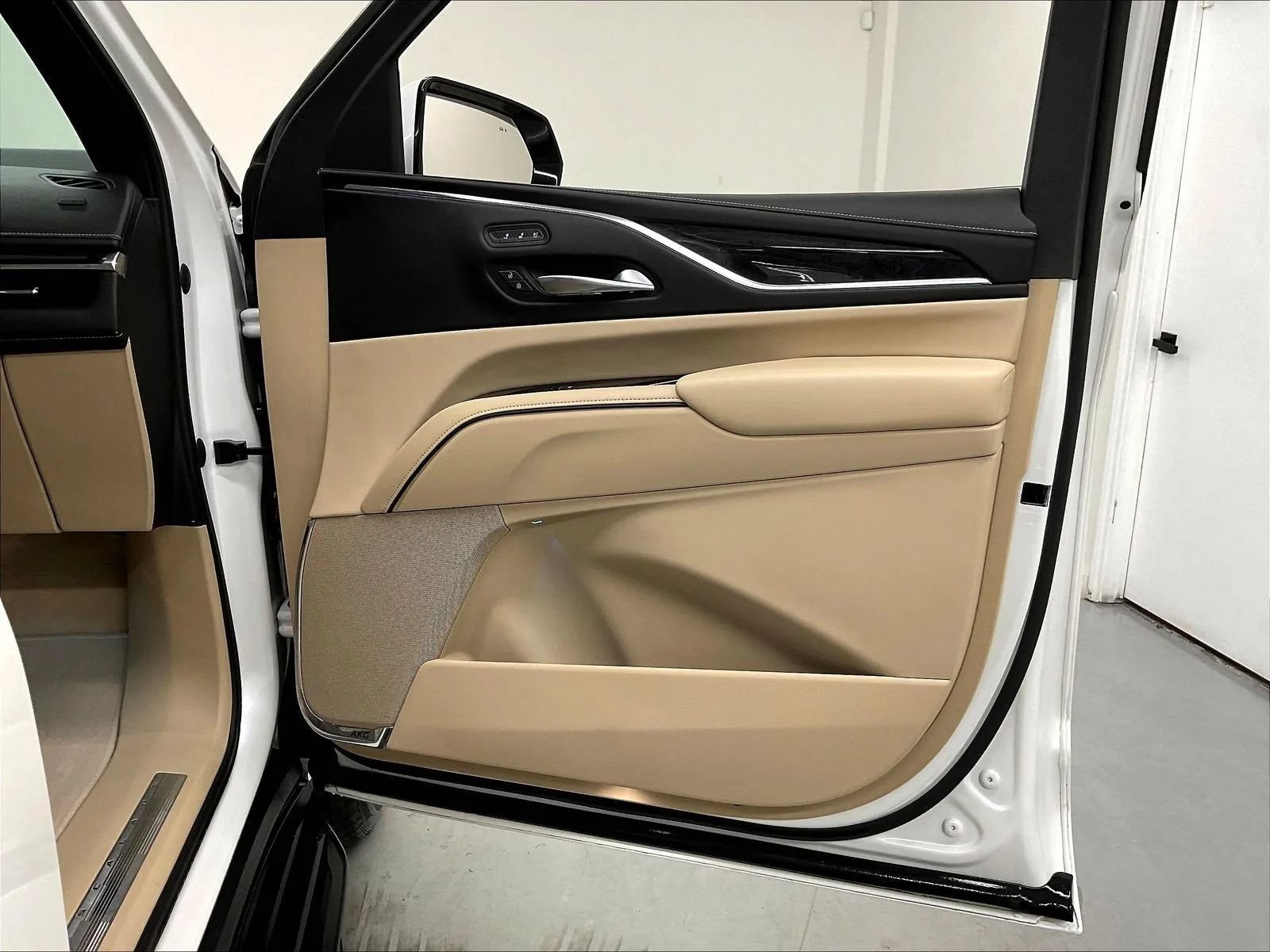 Used 2023 Cadillac Escalade ESV Premium Luxury w/ Performance Package AWD/4WD image 19
