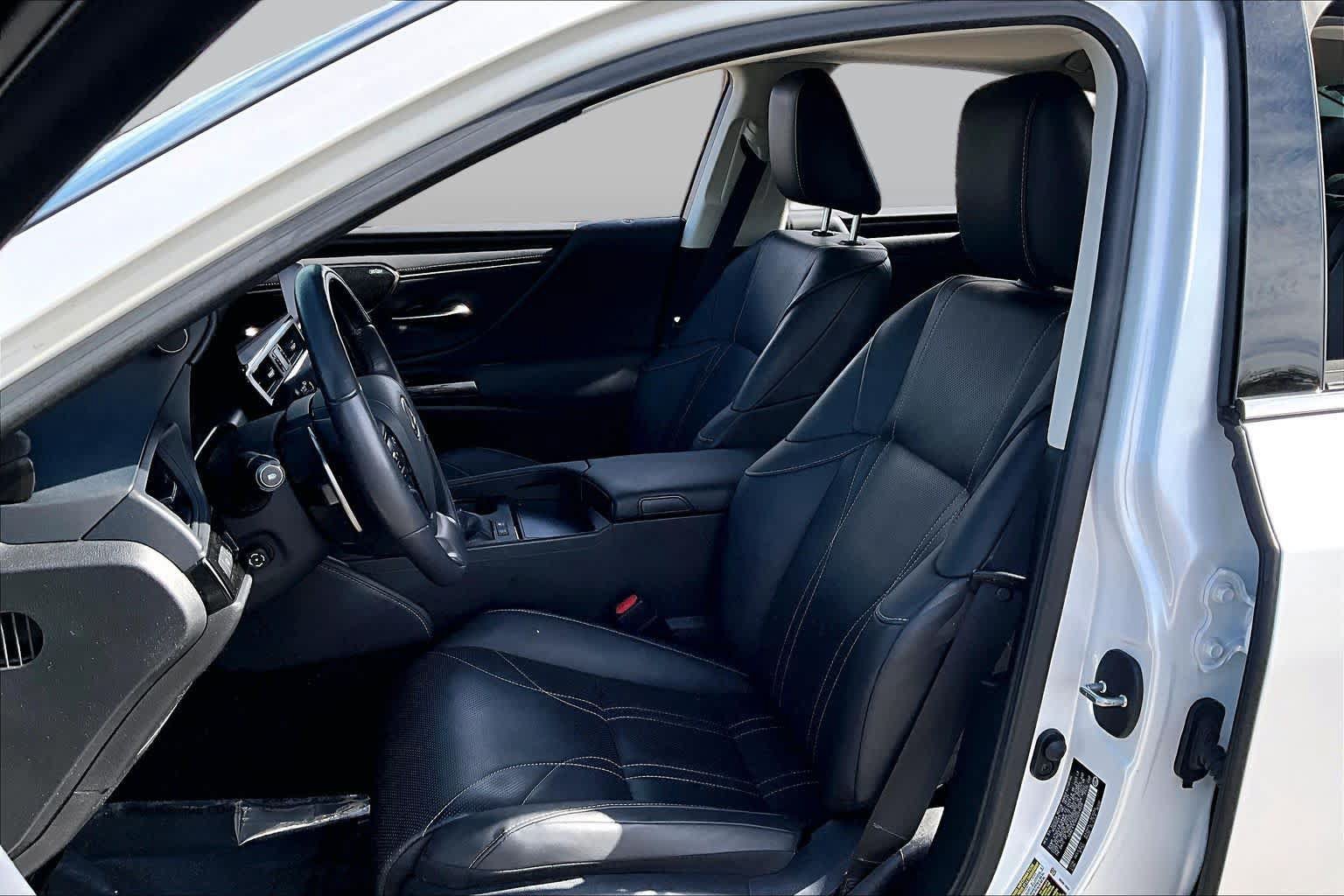 Used 2024 Lexus ES 300h w/ Luxury Package FWD image 7