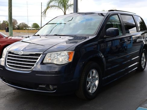 Used 2008 Chrysler Town & Country Touring image 3