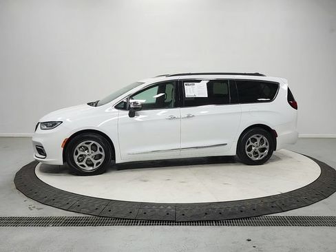 Used 2023 Chrysler Pacifica Limited FWD image 4