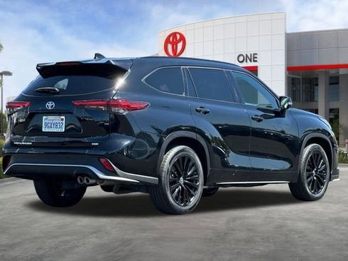 Used 2023 Toyota Highlander XSE FWD image 4
