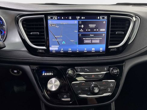 Used 2025 Chrysler Pacifica Limited image 12