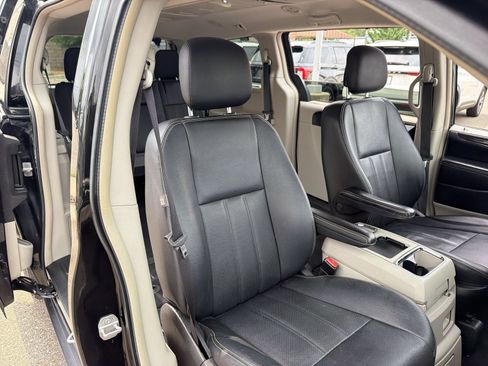 Used 2016 Chrysler Town & Country Touring-L w/ Driver Convenience Group FWD image 23