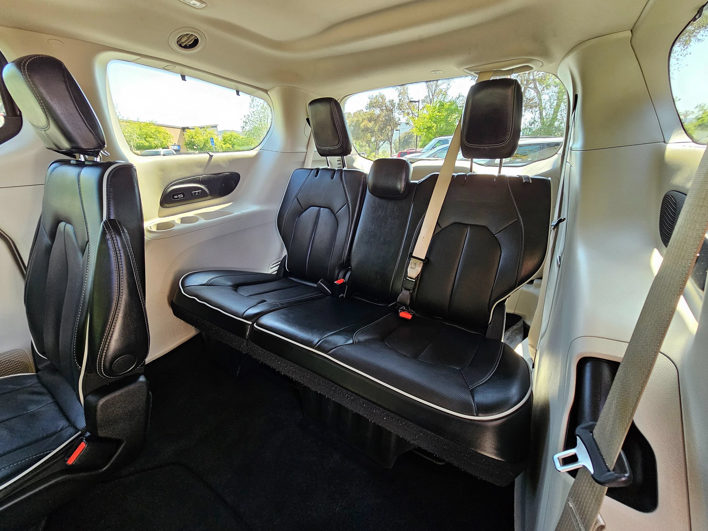 Used 2022 Chrysler Pacifica Limited FWD image 18
