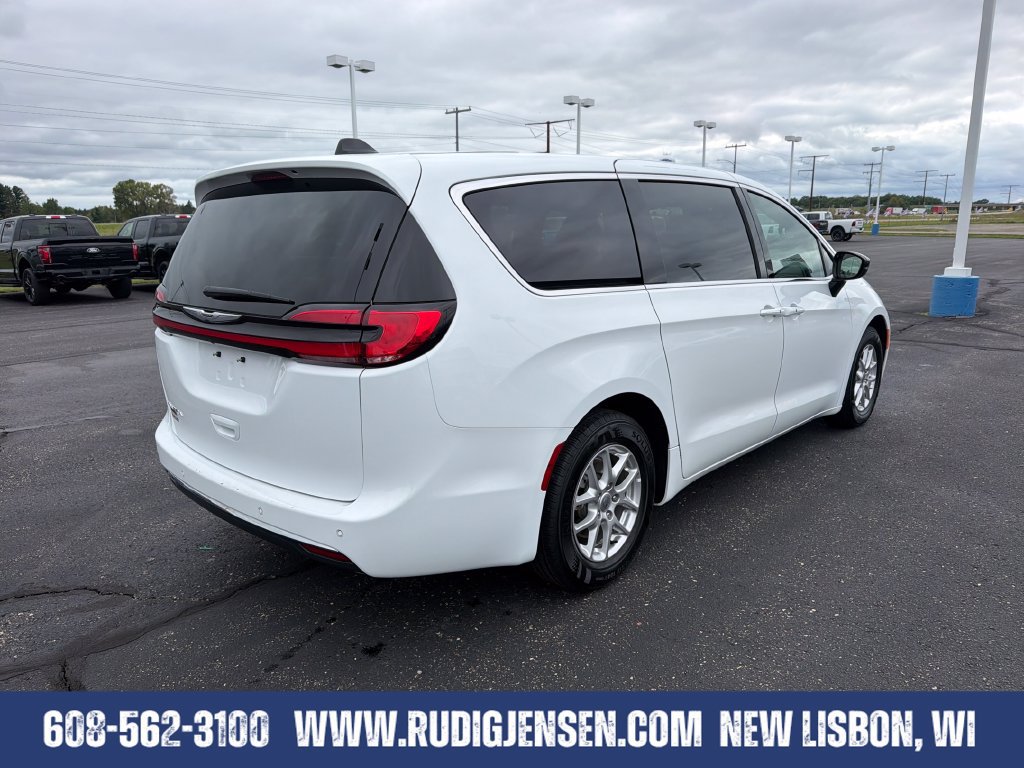 Used 2025 Chrysler Pacifica Select FWD image 5