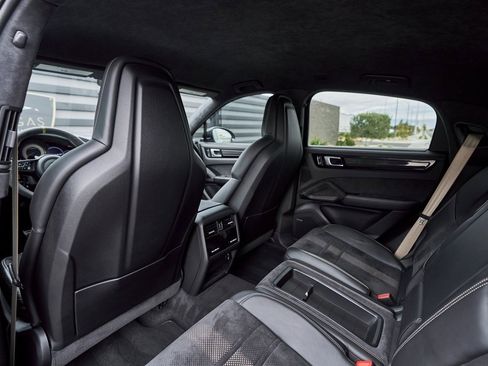 Used 2022 Porsche Cayenne Turbo GT image 38