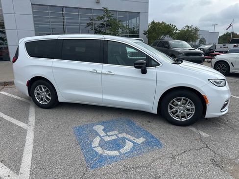 New 2026 Chrysler Pacifica Select image 39