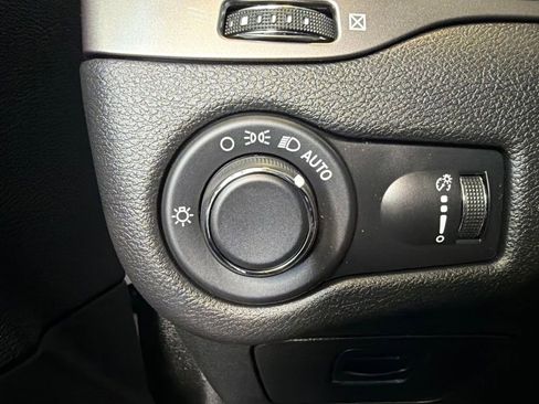 Used 2020 Jeep Cherokee Latitude w/ Cold Weather Group FWD image 20