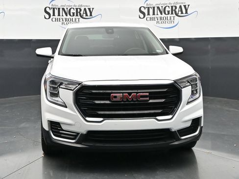 Used 2024 GMC Terrain SLE FWD image 2