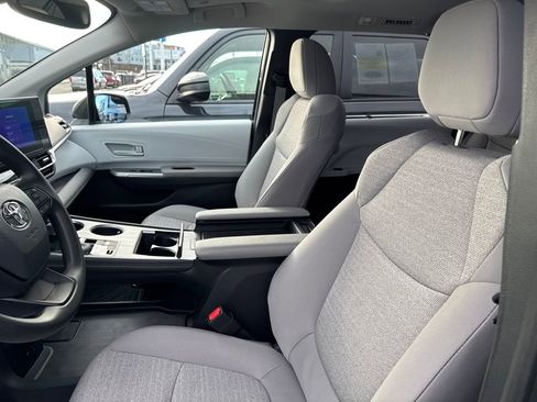 Used 2025 Toyota Sienna LE w/ LE Plus Package image 9