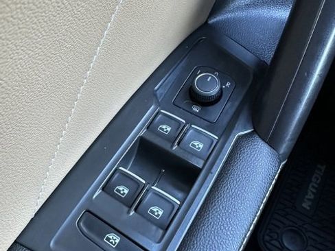 Used 2022 Volkswagen Tiguan SE w/ Panoramic Sunroof Package image 17