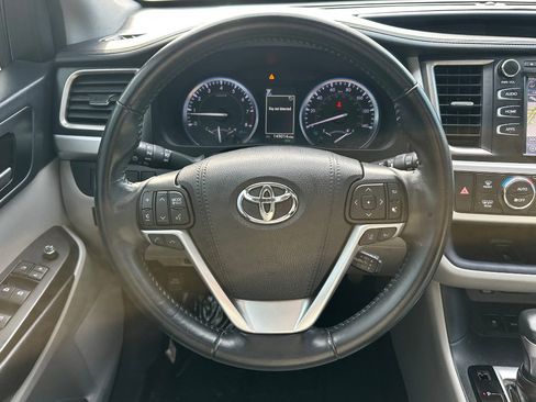 Used 2019 Toyota Highlander XLE image 26