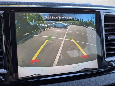 Used 2025 Chrysler Pacifica Select image 12