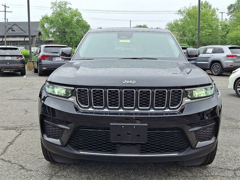 Used 2023 Jeep Grand Cherokee Laredo image 2