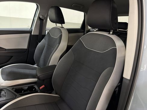 New 2026 Volkswagen Taos SE image 13