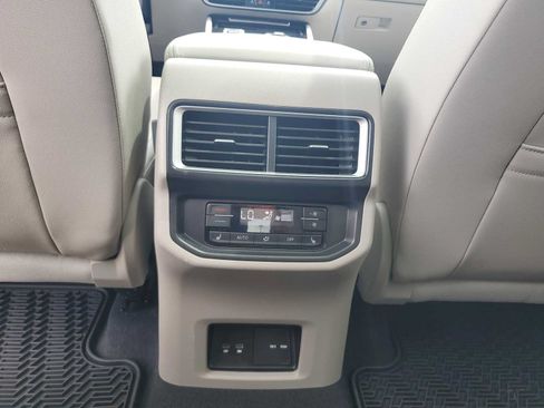 Used 2025 Volkswagen Atlas SEL AWD/4WD image 24