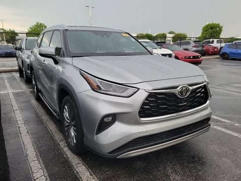 Used 2022 Toyota Highlander Platinum FWD image 3