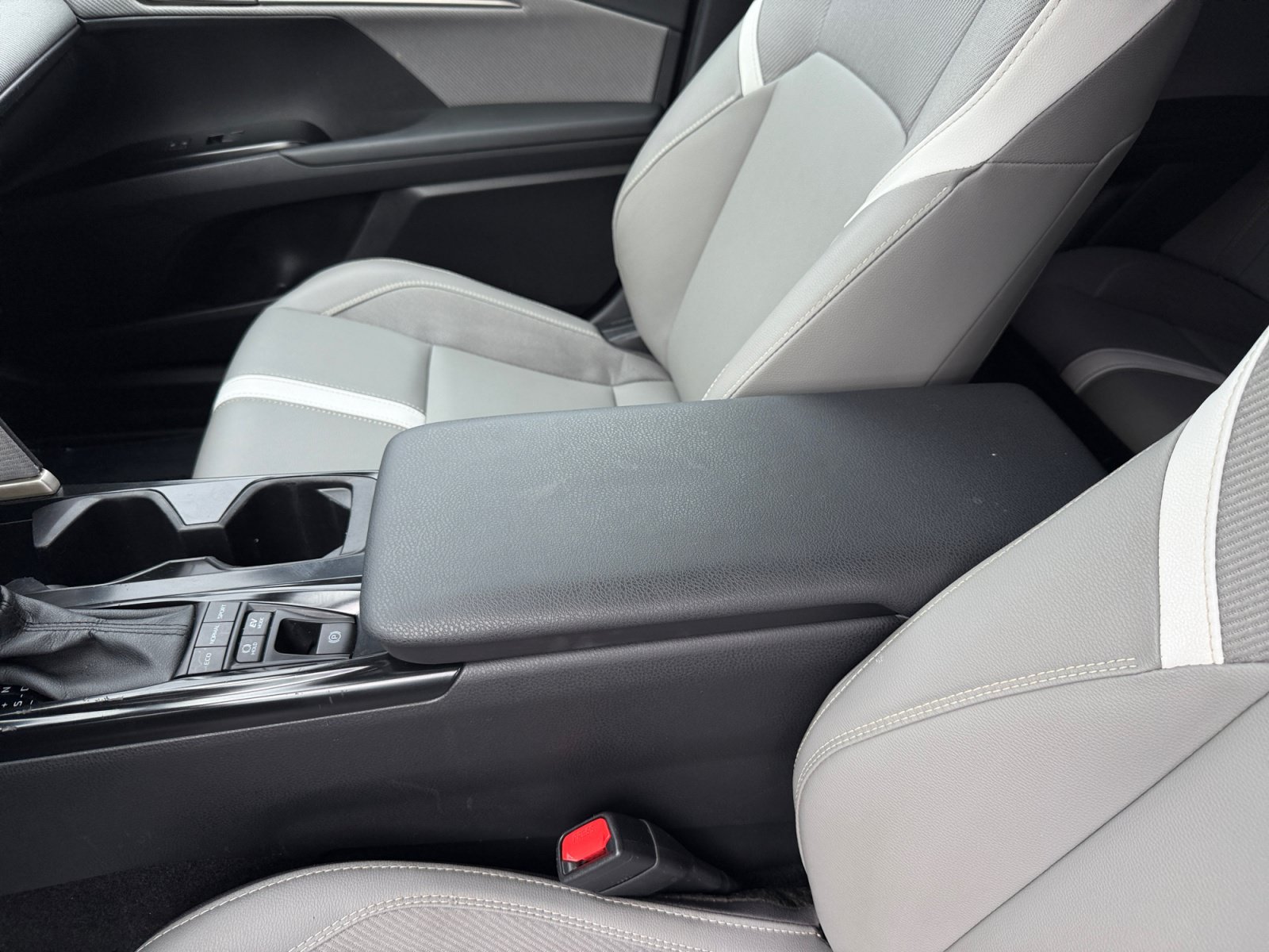 Used 2025 Toyota Camry SE FWD image 14