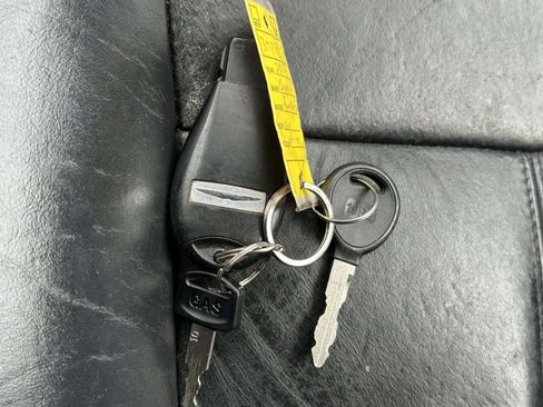 Used 2012 Chrysler Town & Country Limited image 31