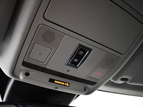 Used 2019 Land Rover Range Rover Evoque SE Premium image 31