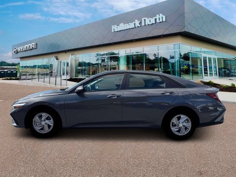 New 2026 Hyundai Elantra SE FWD image 3