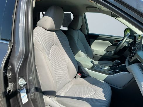 Used 2021 Toyota Highlander LE AWD/4WD image 8