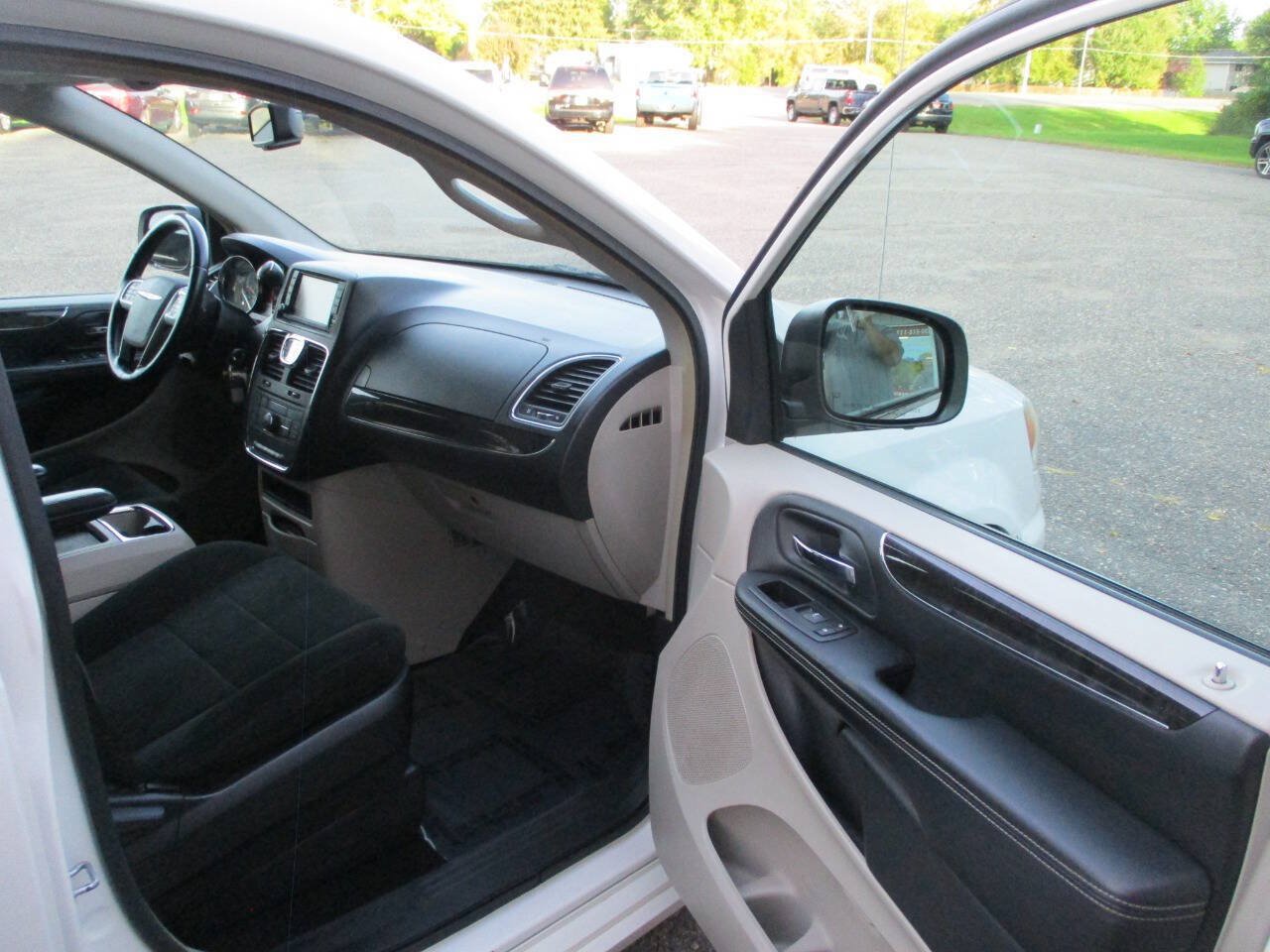 Used 2012 Chrysler Town & Country Touring FWD image 29