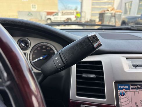 Used 2014 Cadillac Escalade Premium image 25