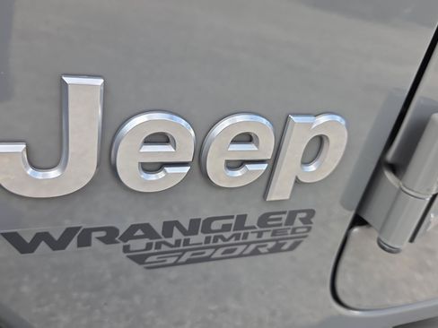 Used 2018 Jeep Wrangler Unlimited Sport S AWD/4WD image 31