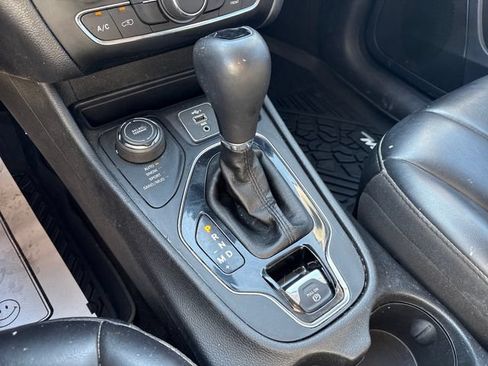 Used 2019 Jeep Cherokee Latitude Plus AWD/4WD image 18