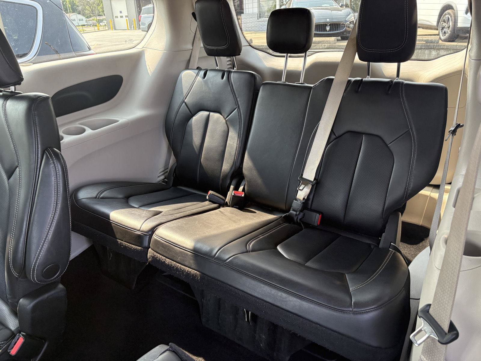 Used 2023 Chrysler Pacifica Touring-L FWD image 17