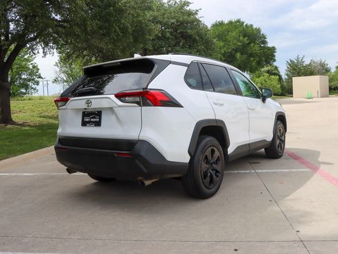 Used 2019 Toyota RAV4 LE FWD image 7