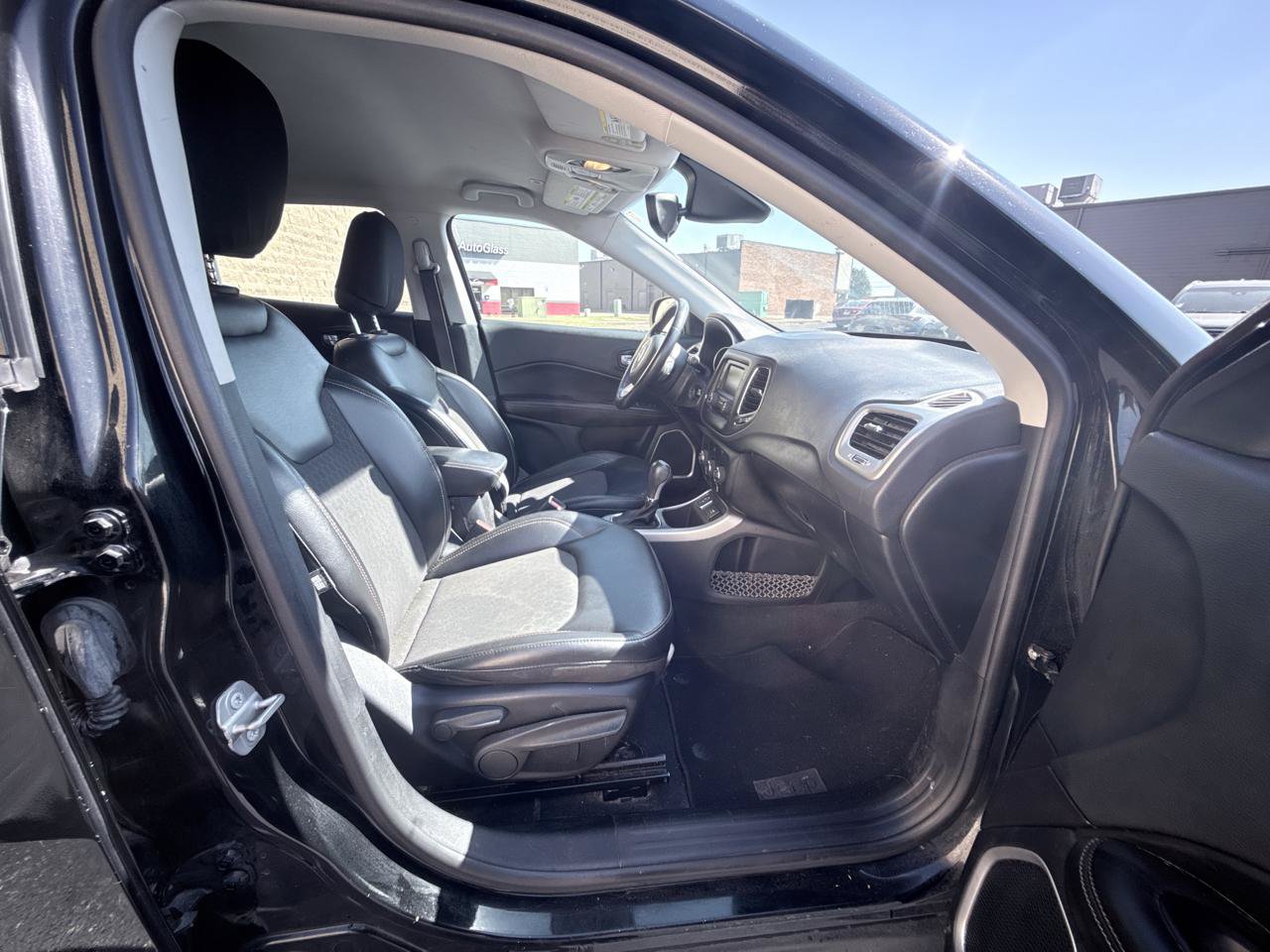 Used 2018 Jeep Compass Latitude FWD image 9