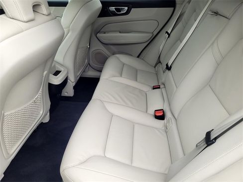 Used 2022 Volvo XC60 B5 Momentum image 13